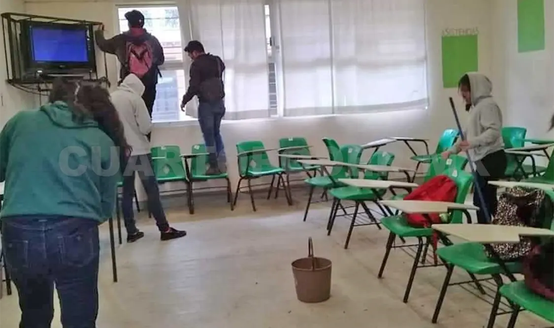 Los alumnos se encuentran realizando acciones de limpieza en las instalaciones de la escuela. Manuel Martínez / CP