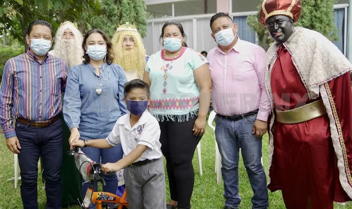 Llaven Abarca acompañó a su esposa Lupita Gómez Casanova, a la entrega de juguetes a niños de Emiliano Zapata y Chiapilla. CP