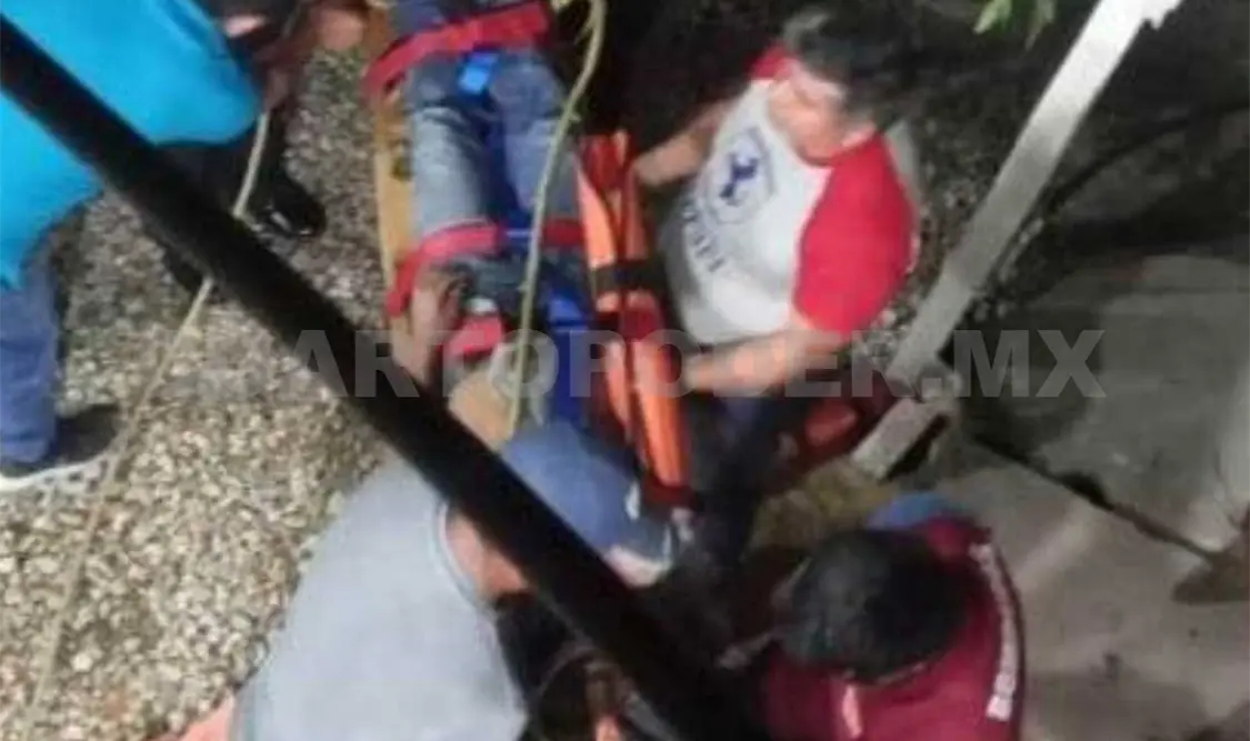 Paramédicos del Cuerpo de Bomberos llegaron para auxiliarlo y trasladarlo a un hospital, a fin de que recibiera atención profesional. Cortesía