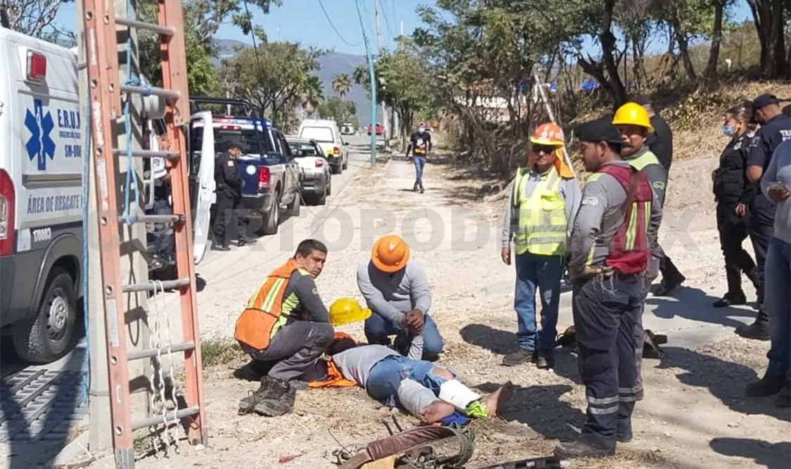 Tirado en el suelo y con ambas extremidades fracturadas encontraron a un joven tras caer de aproximadamente cuatro metros de altura. Ulises López / CP