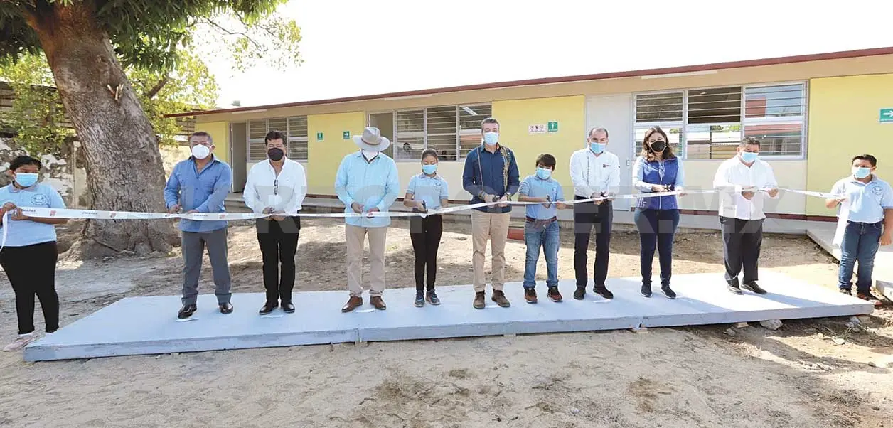 En la inauguración de la reconstrucción de espacios en la Escuela Primaria “Unión y Progreso”, en Cabeza de Toro, Tonalá. CP