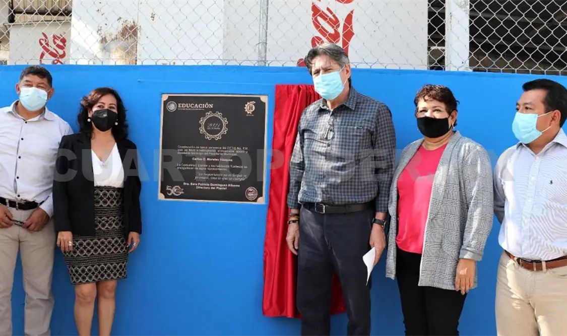 El presidente municipal en la inauguración de la barda perimetral del Cetis 138, siendo acompañado por funcionarios municipales. CP