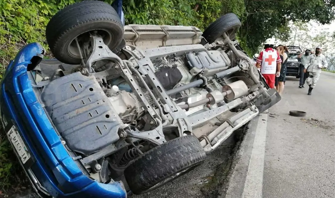 El conductor y los pasajeros se accidentaron en la zona de curvas conocida como El Chimborazo. Genaro Sánchez / CP