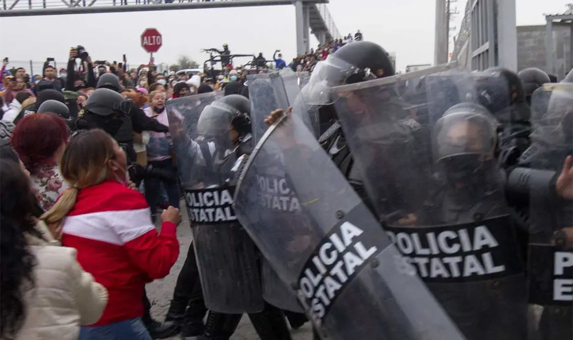 El saldo actualizado de los disturbios y riña, que iniciaron el viernes por la tarde, es de 56 lesionados. Cortesía