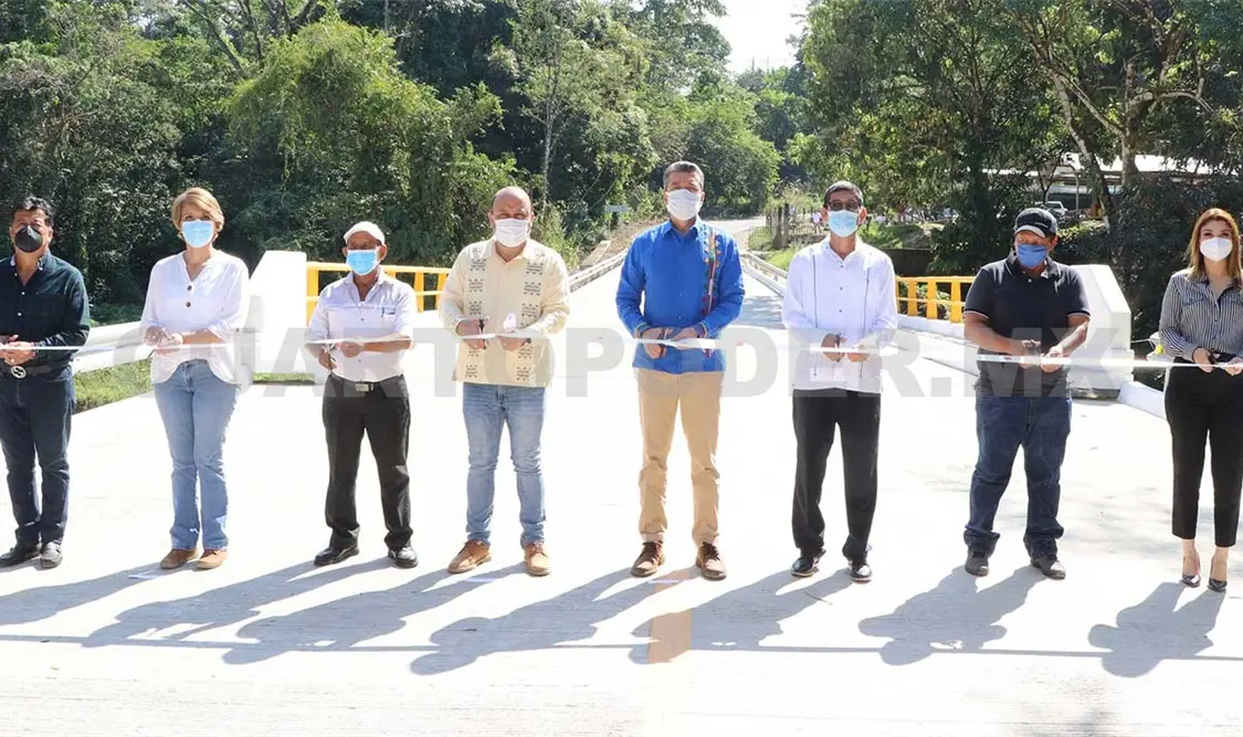 Durante la inauguración del puente vehicular “Los Cacaos” sobre el camino El Triunfo-Unión Jamaica, en el municipio de Escuintla. CP