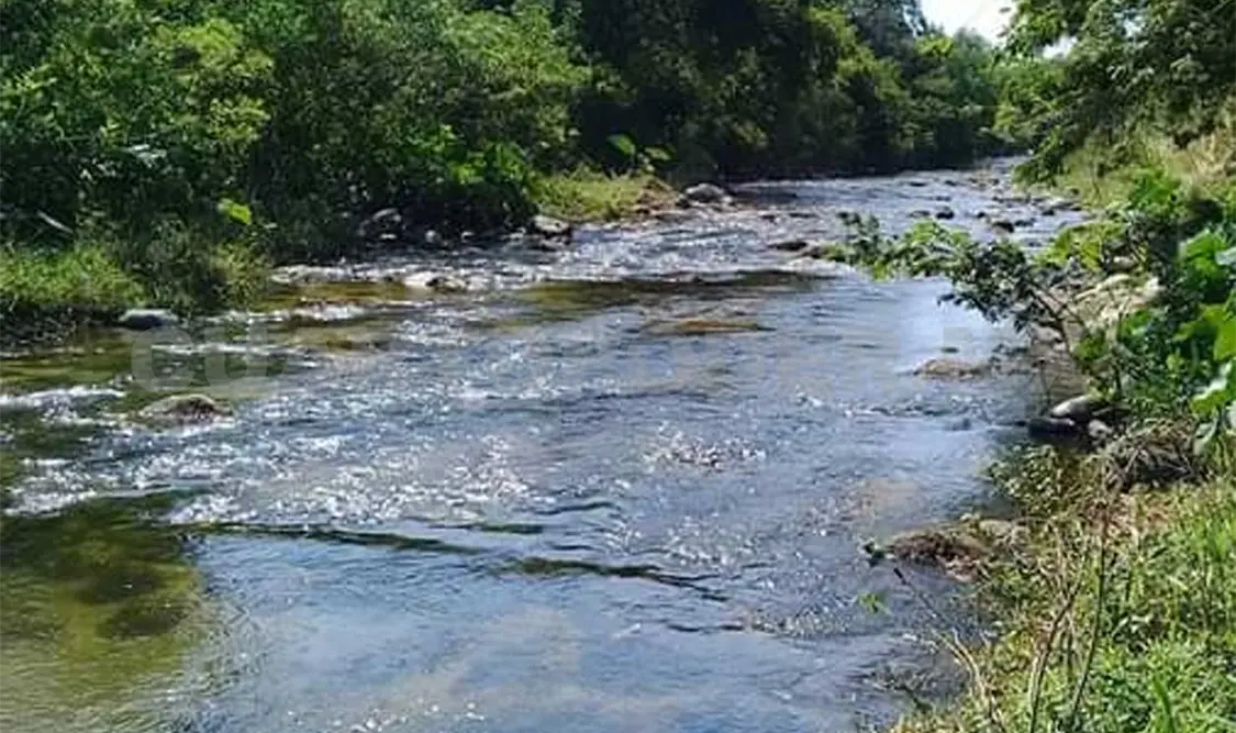 Vecinos denunciaron que de manera frecuente han visto a personas desconocidas depositar desechos en el río Tiltepec. Noel Vázquez / CP