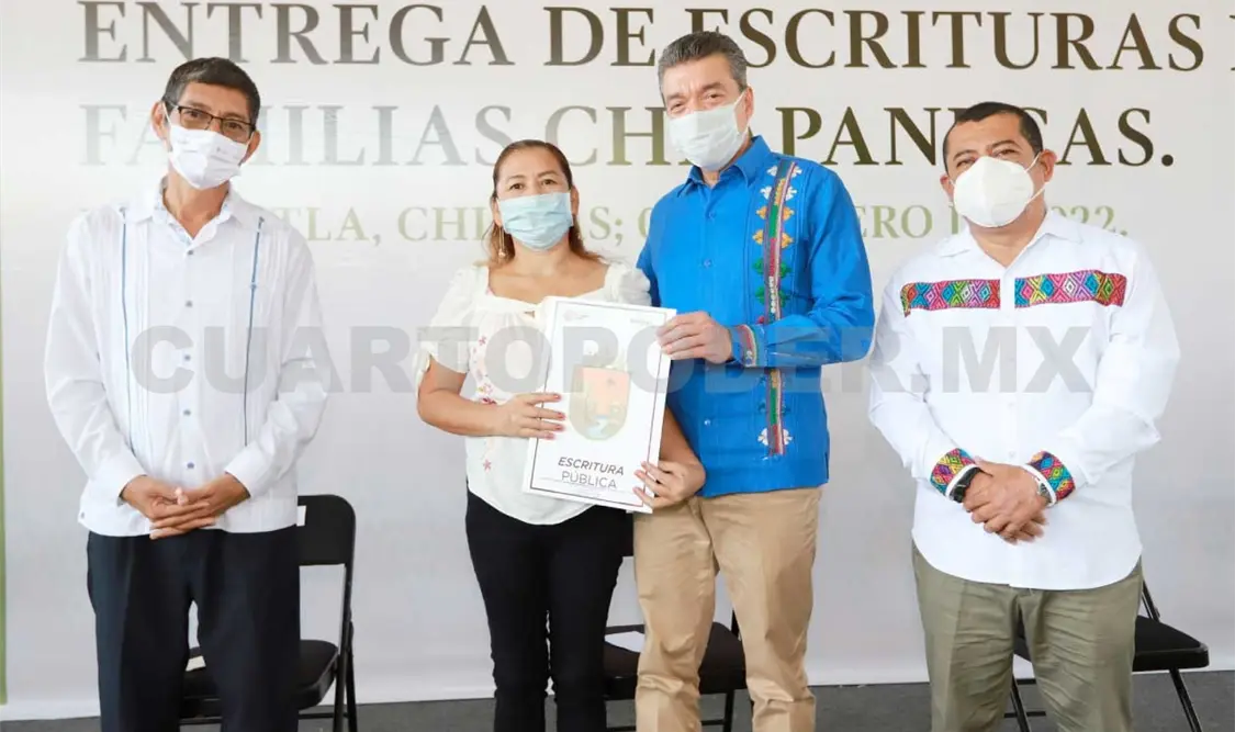El gobernador Rutilio Escandón Cadenas entregó escrituras públicas en beneficio de 82 familias de Escuintla. CP