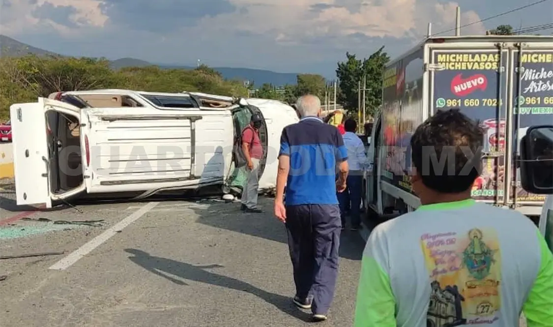 La pareja que viajaba en la camioneta resultó lesionada y fue valorada por una escuadra de paramédicos. Ulises López / CP