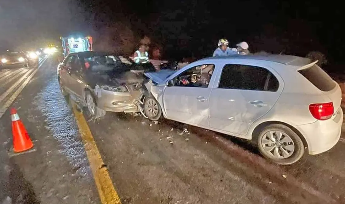 Dos vehículos particulares chocaron al circular sobre la autopista San Cristóbal de Las Casas-Tuxtla Gutiérrez, la noche del viernes. Manuel Martínez / CP