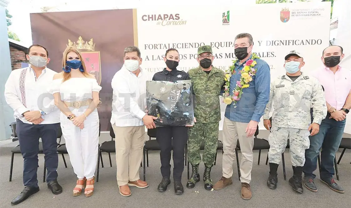 Escandón Cadenas encabezó la entrega de equipamiento para el fortalecimiento de la seguridad pública municipal de Huixtla. CP