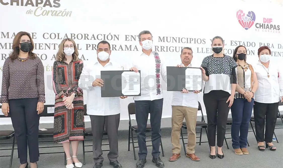 Escandón Cadenas durante la firma de colaboración para dar cumplimiento al programa “Barriguita Llena, Corazón Contento de Regreso a Casa”. CP