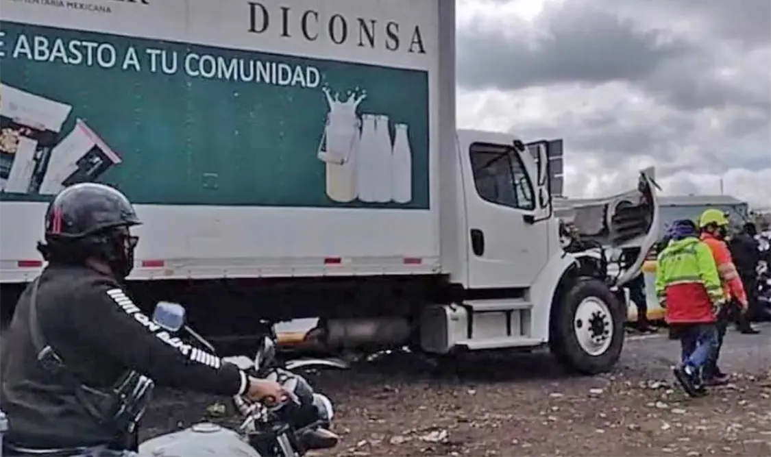 El camión que tenía logotipos oficiales de Diconsa y Segalmex, estaba cargado con decenas de migrantes. Cortesía