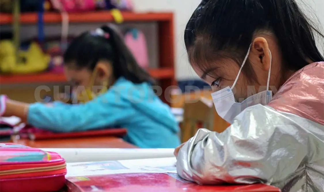 Varios planteles implementaron un sistema híbrido, dividiendo a los grupos para alternarlos entre un día y otro. Carlos López / CP