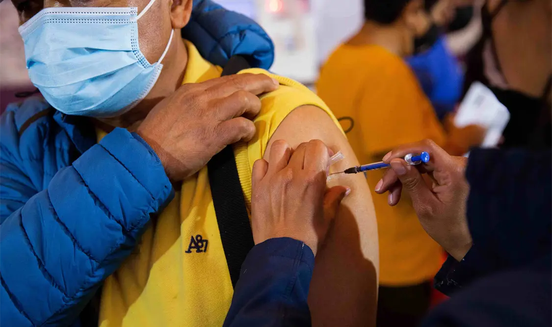 Adán Augusto López anunció que el lunes arrancará la aplicación de la vacuna de refuerzo. Cortesía