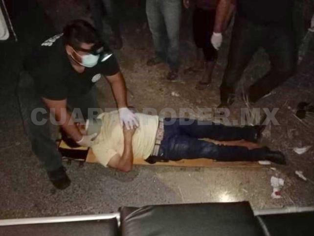 Tráiler saca a moto del camino Tráiler saca a moto del camino