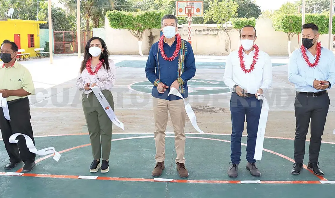 Escandón Cadenas durante la inauguración de distintas obras realizadas por el Ayuntamiento de Suchiapa. CP