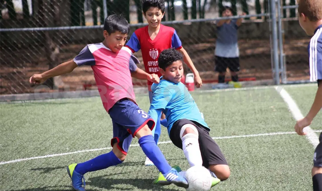 Rueda el balón en el Torneo de La Amistad