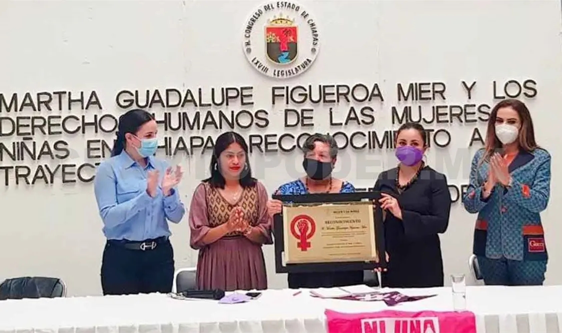 Atestigua reconocimiento a la activista Martha Figueroa