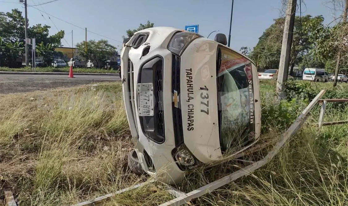 Taxi termina volcando; el chofer estaba ebrio