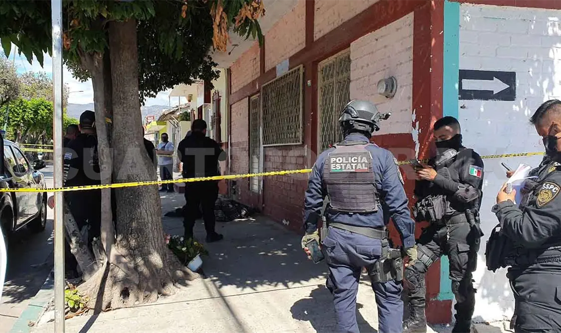 Muere indigente en la banqueta en Santa Cruz