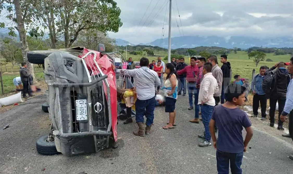 Dos muertos y ocho heridos, saldo de trágica volcadura