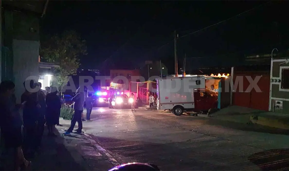 Por mala maniobra se estrella contra casa