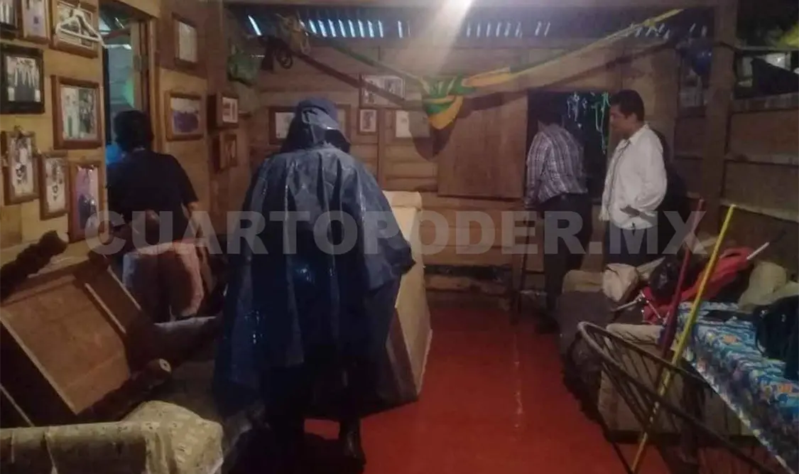 Deslizamiento de tierra  pone en riesgo a familia