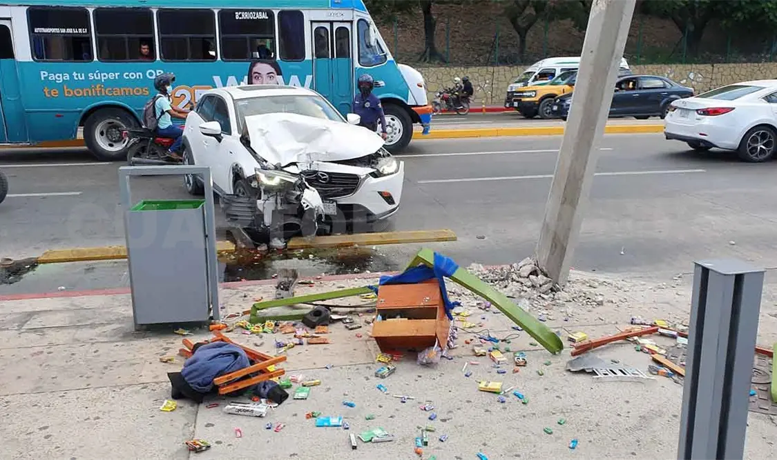 Impactan a “cangurito” y casi derriban un poste