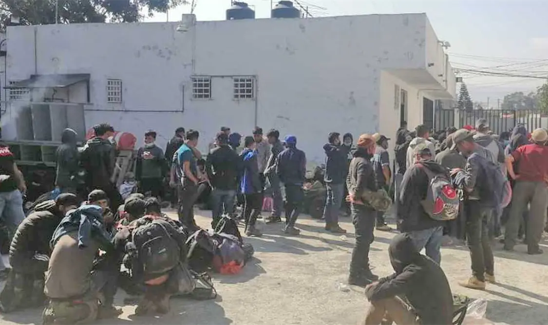 Los conductores de tres camiones que transportaban a 243 personas indocumentadas fueron detenidos. Cortesía