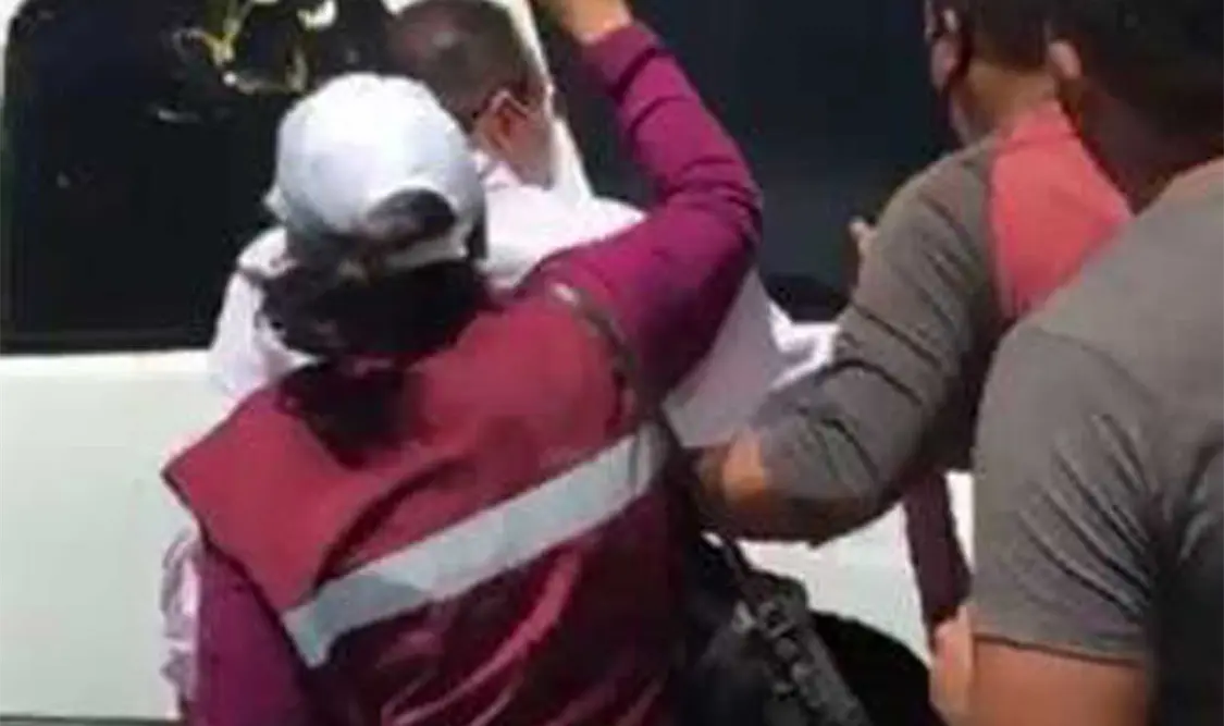 Los manifestantes aventaron piedras y huevos a la camioneta donde se subió Mario Delgado. Cortesía