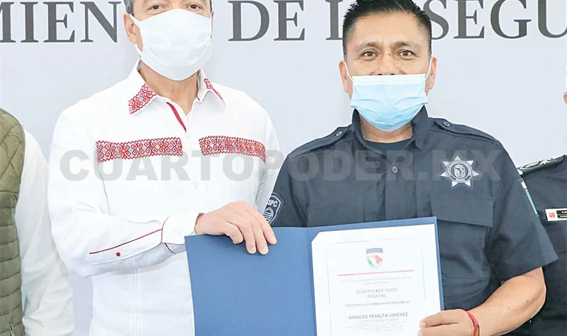 Escandón Cadenas encabezó la entrega de equipamiento a elementos de la SSyPC que operan en los diferentes municipios de las regiones Selva y Maya de Chiapas. CP