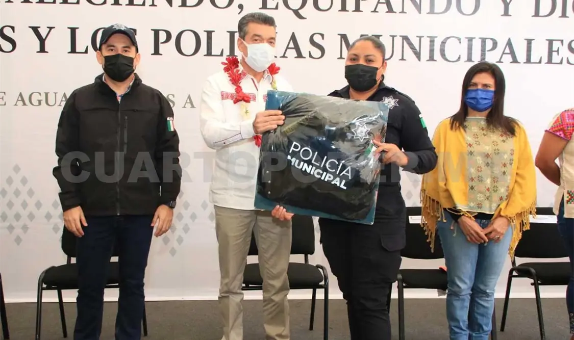 Durante la entrega de equipamiento para dignificar y fortalecer a la Policía Municipal de Salto de Agua. CP