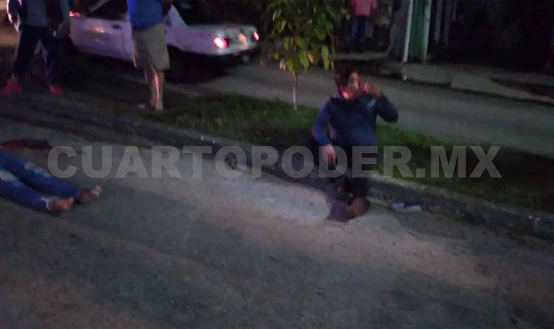 Derrapan motociclistas y quedan lesionados