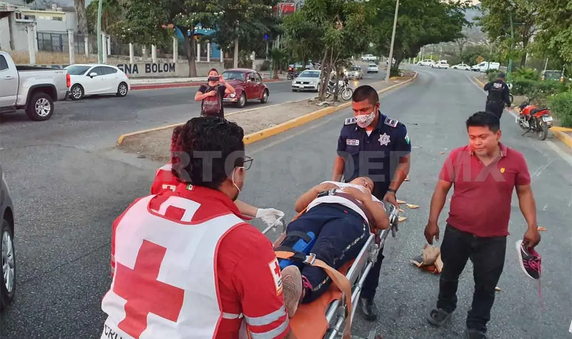 Impactan a pareja frente a una plaza