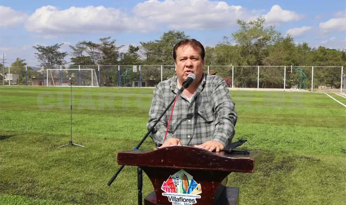 Inaugura Rosales Zuarth campo con pasto sintético