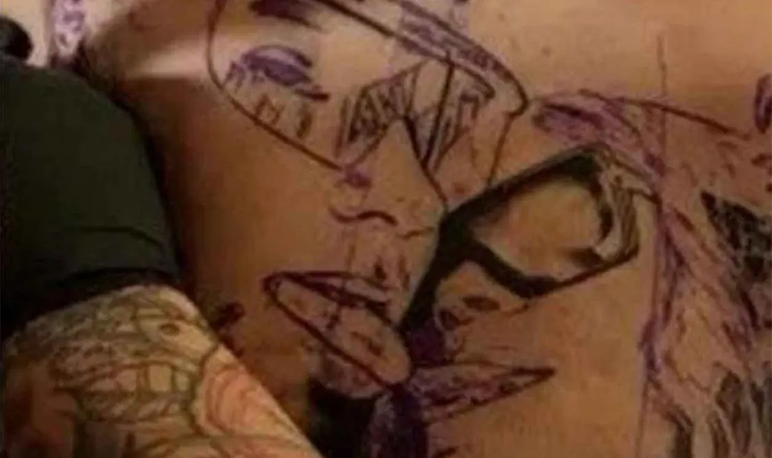 Anuel sufre al cubrirse tatuaje de Karol G