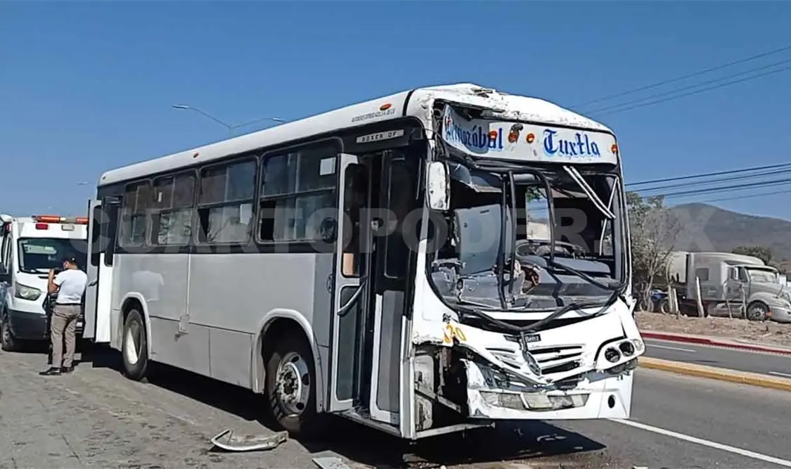 Autobús se impacta en volteo y deja a 11 personas lesionadas