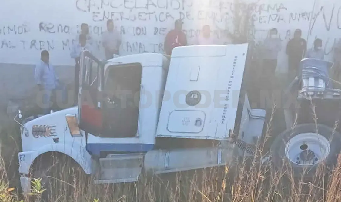 Tráiler sale del camino con carga de cemento