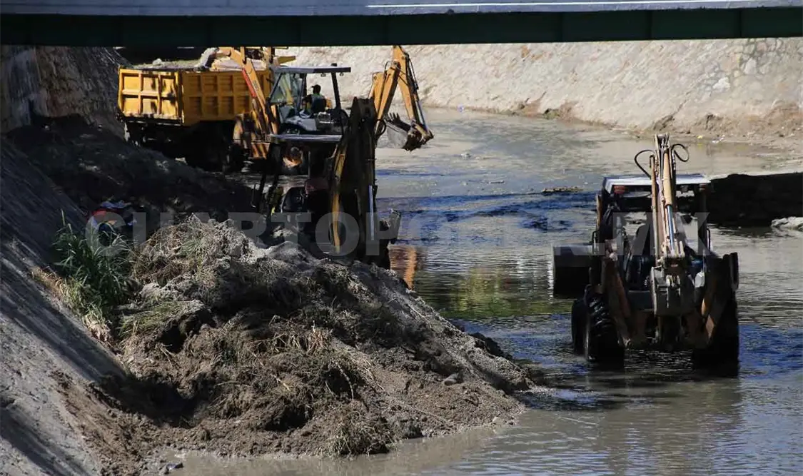 Trabajan en la limpieza del río Sabinal