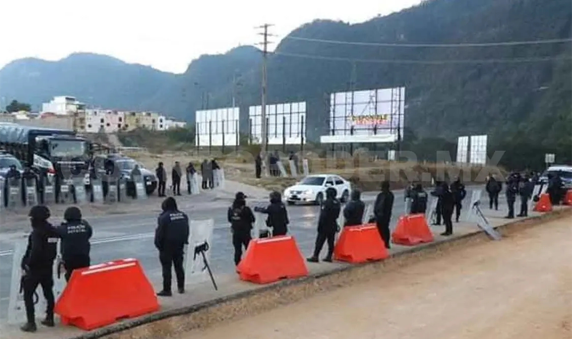 Bloquean tramos carreteros por conflicto de tierras