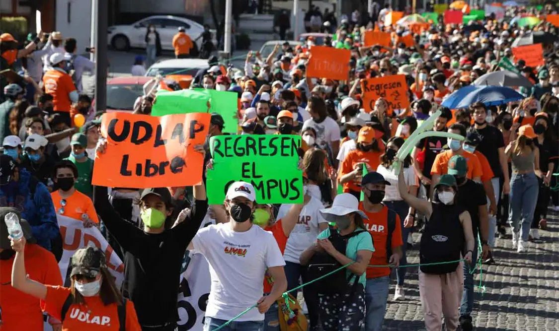 Marchan en defensa de la Universidad de las Américas