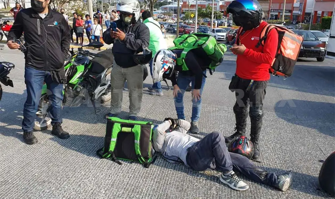 Motociclista resulta con fractura al ser arrollado