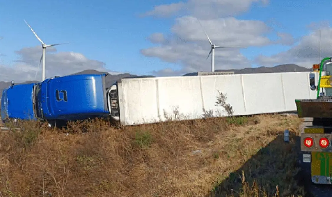 Por los fuertes vientos, en menos de 24 horas volcaron tres camiones de carga pesada en el tramo La Venta-La Ventosa. Cortesía