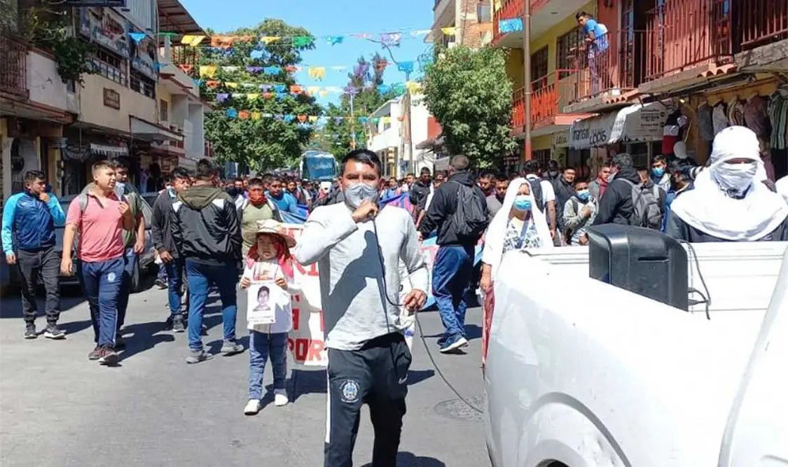 Durante toda la marcha, los estudiantes acusaron a un mando de Policía Estatal de comenzar la agresión. Cortesía