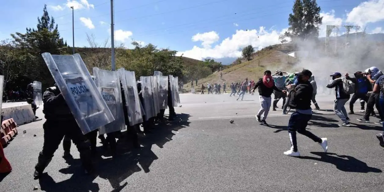 Los padres de los normalistas informaron que cinco estudiantes fueron detenidos en el enfrentamiento. Cortesía