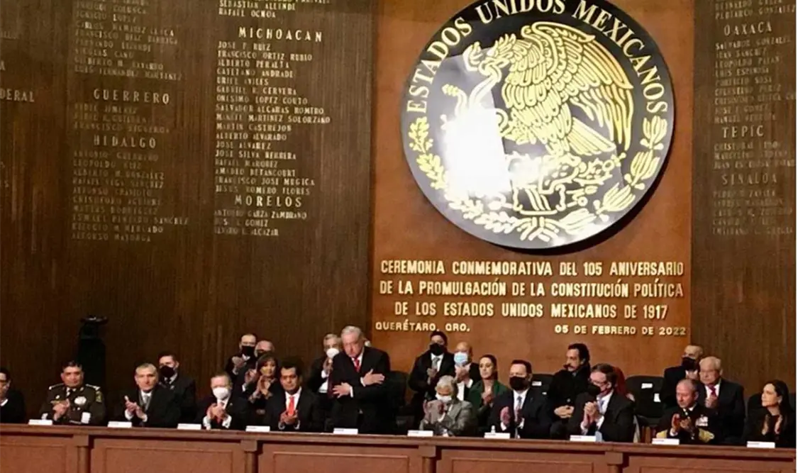 El titular del Ejecutivo conmemoró el 105 aniversario de la promulgación de la Constitución de 1917, en el Teatro de la República. Cortesía