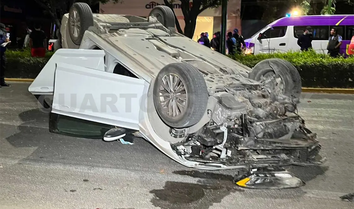 Había provocado un accidente y decidió emprender la fuga a toda velocidad sobre el bulevar Belisario Domínguez, para luego volcar. Ulises López / CP