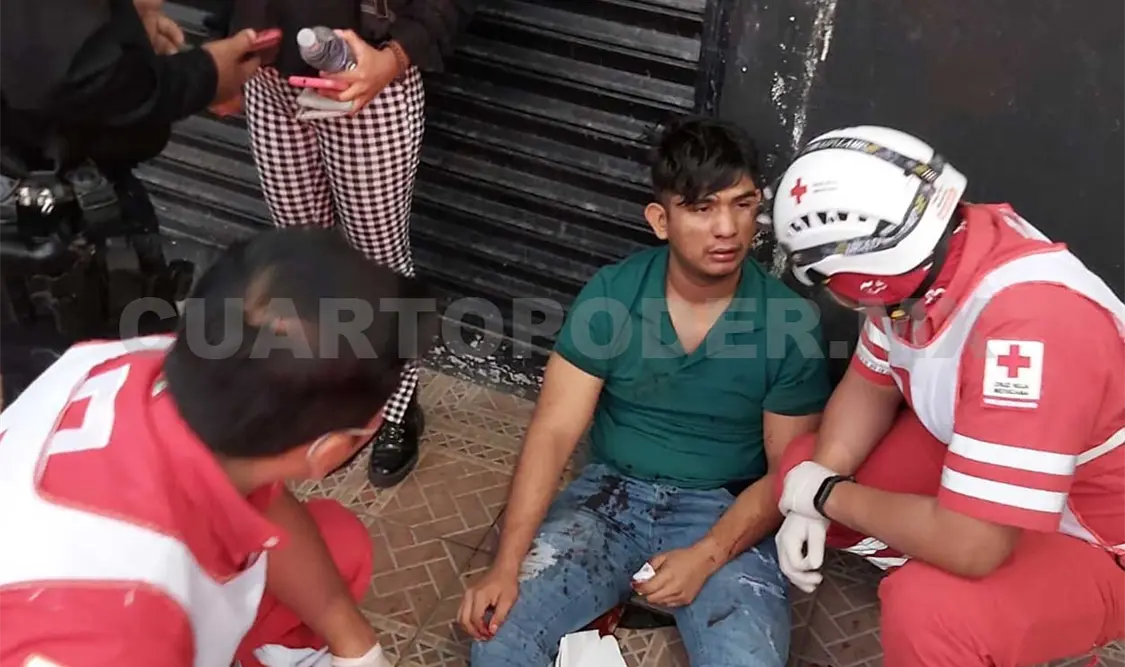 Con heridas en el rostro y golpes en otras partes del cuerpo fue como quedó la víctima, misma que fue valorada por paramédicos de la Cruz Roja. Ulises López / CP