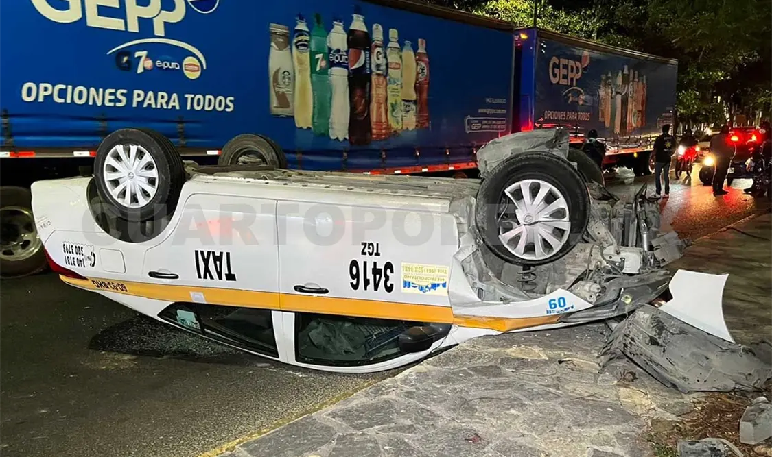 La unidad Nissan tipo Versa en su modalidad de taxi quedó accidentada al perder el control el chofer. Ulises López / CP