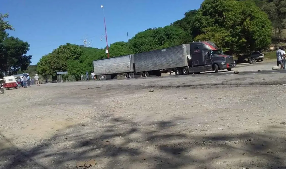 Liberan carretera Costera, tras 36 horas de bloqueo